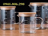 Ca thủy tinh chia vạch nắp gỗ - Cốc thủy tinh chia vạch đo lường có quai nắp gỗ 350ml, 500ml